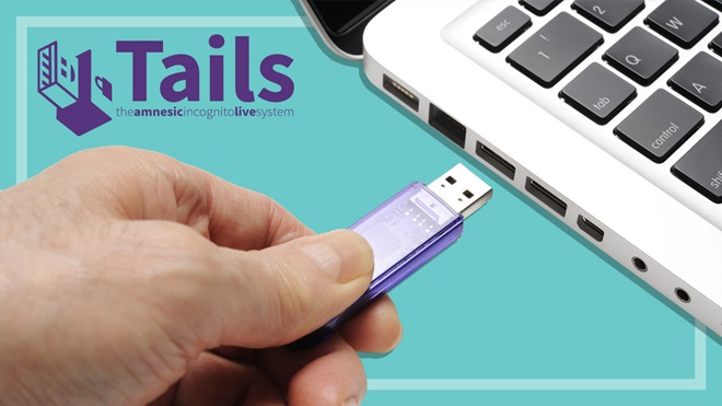 person_inserting_usb_stick_into_laptop_and_tails_os_logo